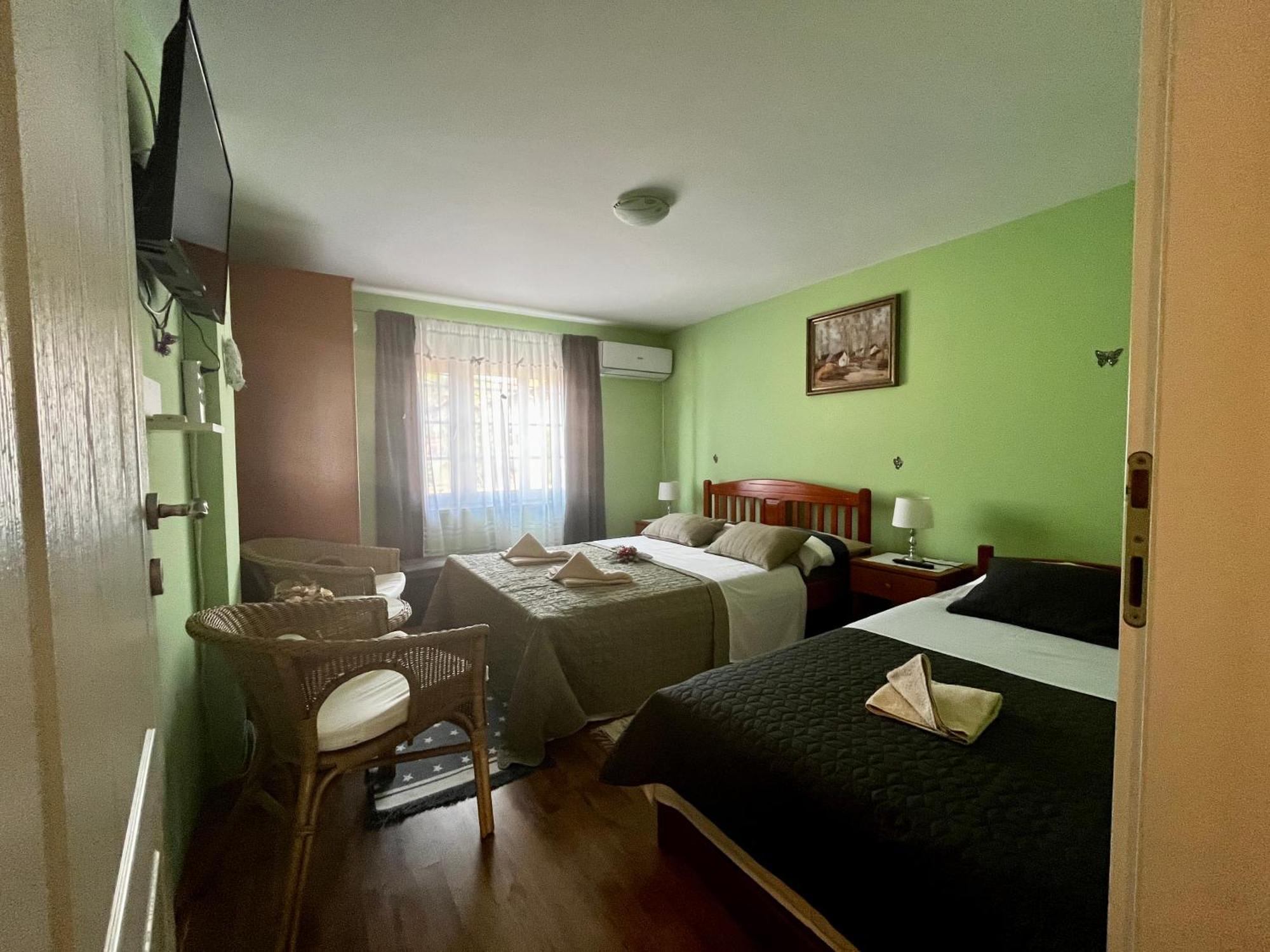 Apartman Simona Vrdnik Buitenkant foto